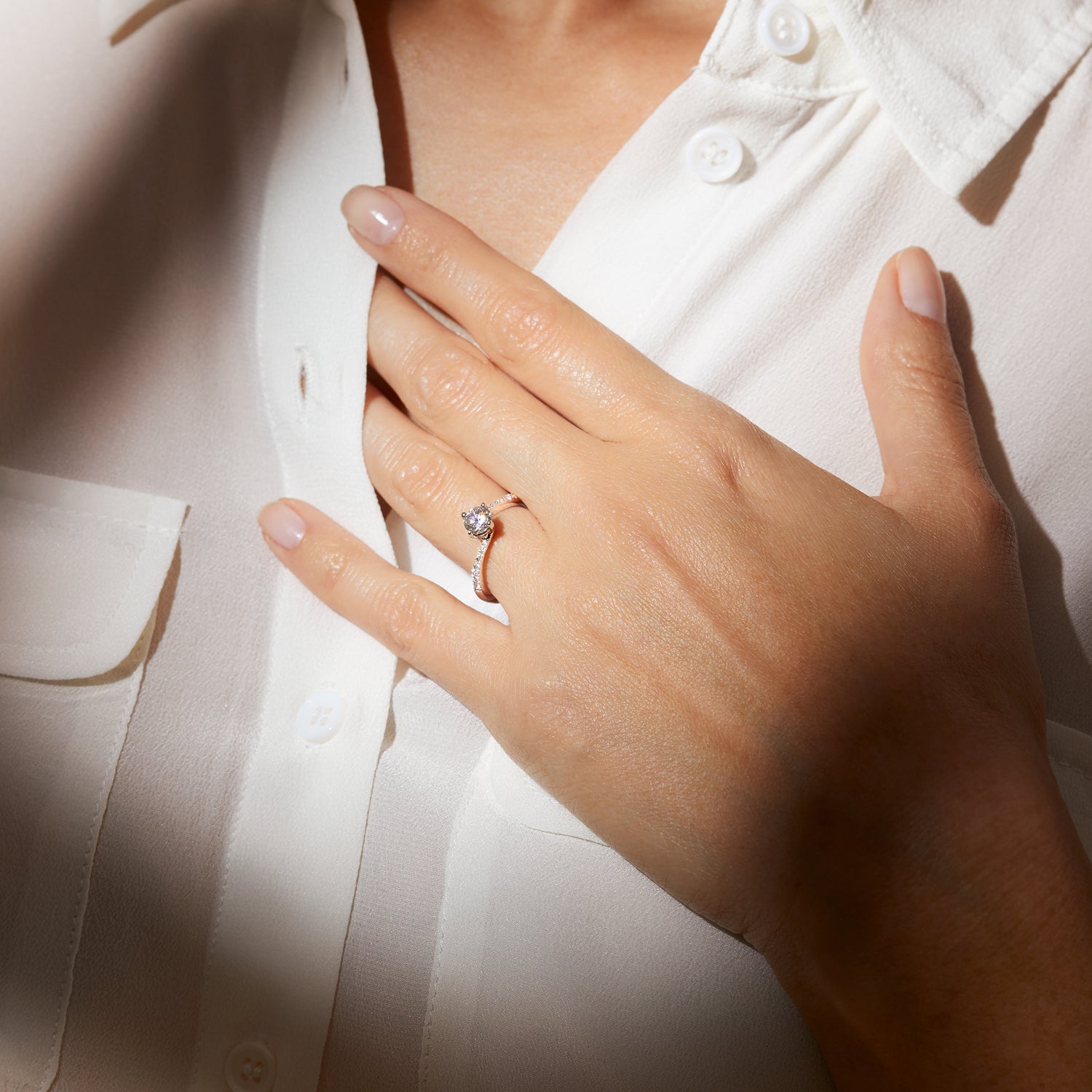 Anello Adriana in oro bianco con diamanti rotondi indossato a cuore
