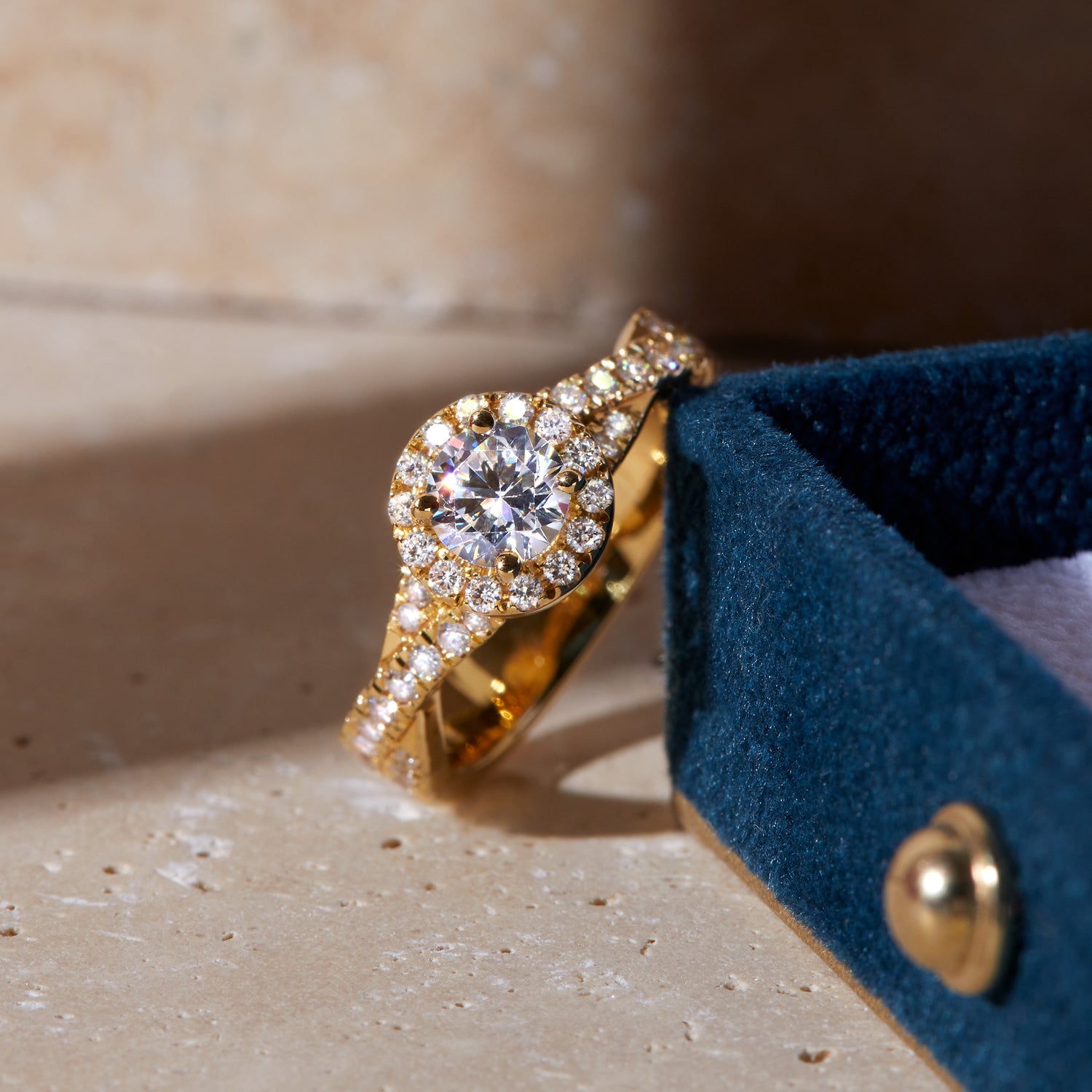 Anello Ameglia in oro giallo con diamanti tondi indossato
