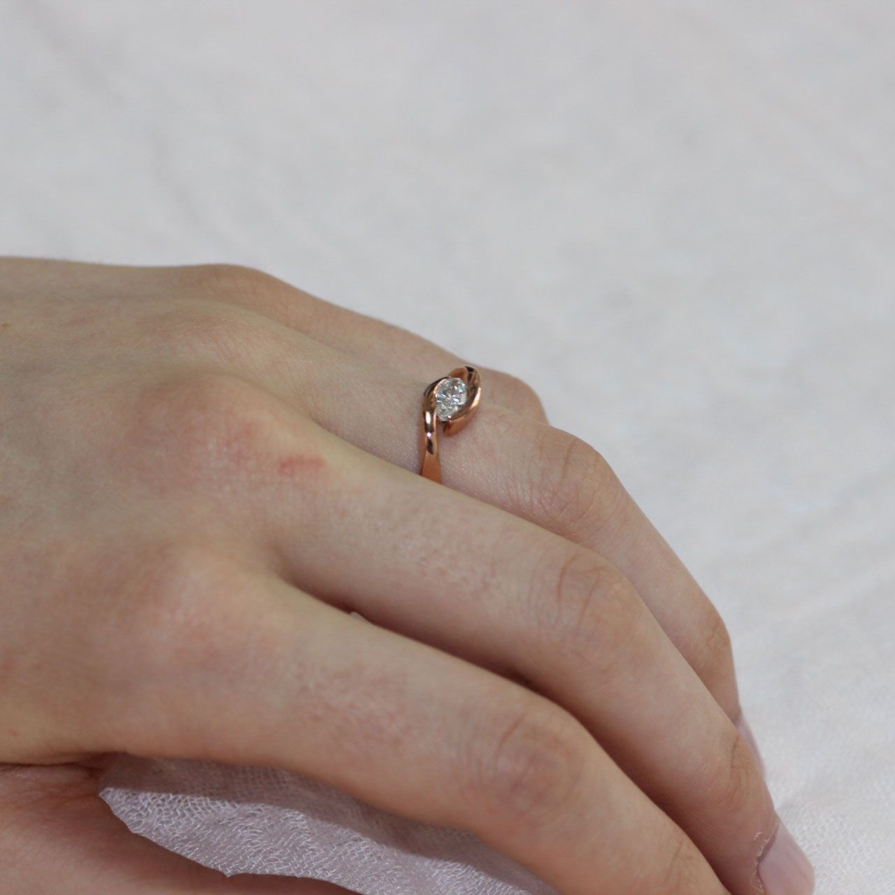 Sylvia anello marquise in oro rosa con diamanti indossato