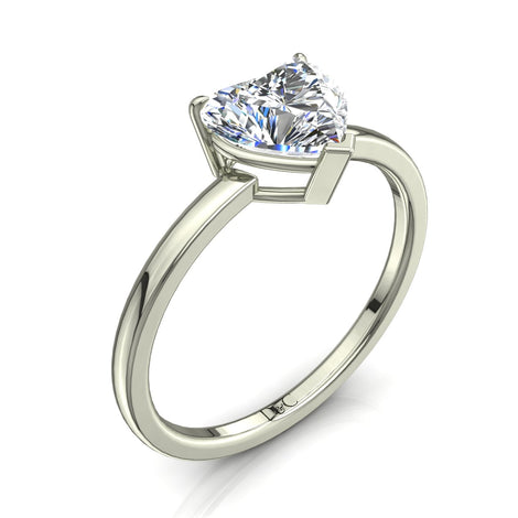 Bellissimo anello in oro bianco 0.50 carati con diamanti a cuore