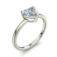 Bellissimo anello in oro bianco 0.70 carati con diamanti a cuore