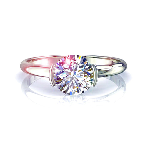 Anello di fidanzamento con diamante tondo Anoushka in oro bianco 1.50 carati