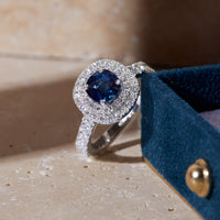 Anello di fidanzamento Antonietta con zaffiri a cuscino e diamanti tondi in oro bianco 2.10 carati