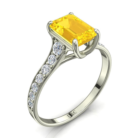 Anello di fidanzamento Cindirella in oro bianco 0.60 carati con zaffiro giallo smeraldo e diamanti tondi
