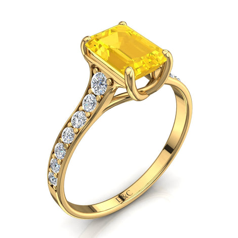 Solitario zaffiro giallo smeraldo e diamanti tondi Cindirella in oro giallo 0.60 carati