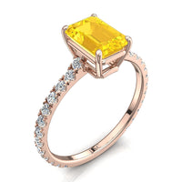 Anello di fidanzamento Zaffiro giallo smeraldo e diamanti tondi Jenny in oro rosa 0.60 carati