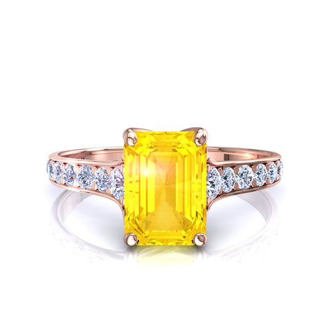 Anello di fidanzamento Cindirella in oro rosa 1.30 carati con zaffiro giallo smeraldo e diamanti tondi