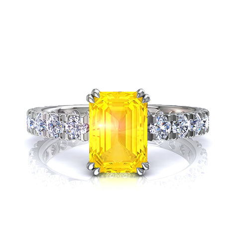 Anello con zaffiro giallo smeraldo e diamanti tondi Valentina in oro bianco 1.70 carati