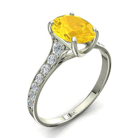 Anello di fidanzamento Cindirella in oro bianco ovale con zaffiro giallo e diamanti tondi 1.30 carati