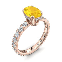 Anello di fidanzamento Valentina in oro rosa ovale con zaffiro giallo e diamanti tondi 1.50 carati