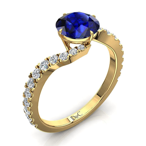 Anello di fidanzamento Adriana in oro giallo 1.60 carati con zaffiro tondo e diamanti tondi