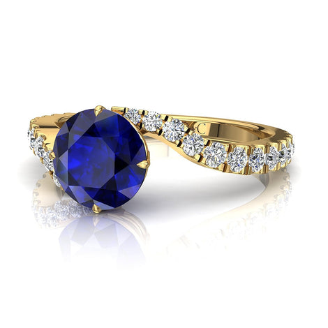 Anello di fidanzamento Adriana in oro giallo 1.90 carati con zaffiro tondo e diamanti tondi