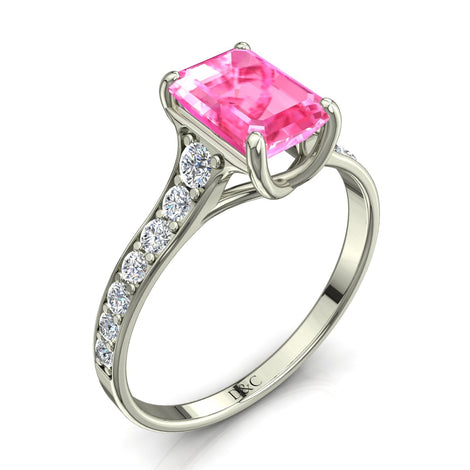 Anello di fidanzamento Cindirella in oro bianco 0.90 carati con zaffiro rosa smeraldo e diamanti tondi