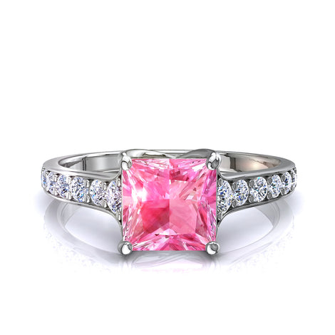 Anello di fidanzamento Princess con zaffiro rosa e diamanti tondi Cindirella in oro bianco 0.80 carati