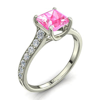 Anello di fidanzamento Princess con zaffiro rosa e diamanti tondi Cindirella in oro bianco 1.00 carati