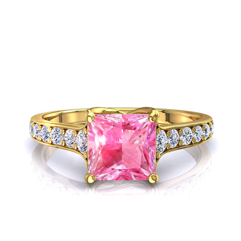 Solitario princess zaffiro rosa e diamanti tondi Cindirella in oro giallo 1.50 carati