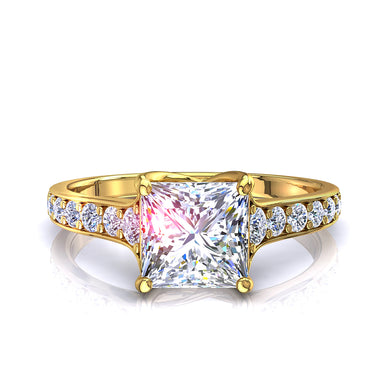 Bague Cindirella diamant princesse et diamants ronds 0.60 carat I / SI / Or Jaune 18 carats