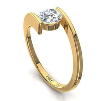 Anello di fidanzamento Arabella con diamante tondo da 0.70 carati in oro giallo