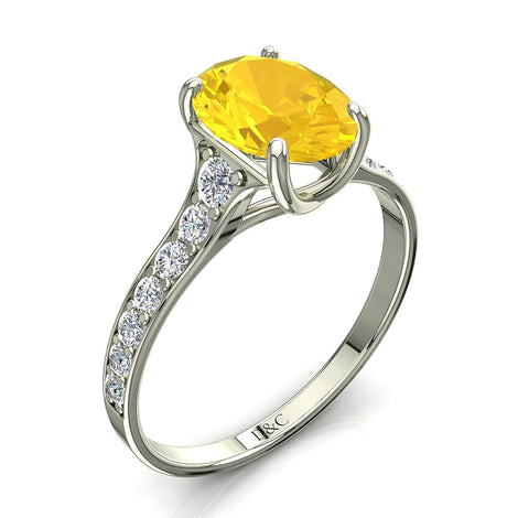 Anello di fidanzamento Cindirella in oro bianco ovale con zaffiro giallo e diamanti tondi 1.50 carati