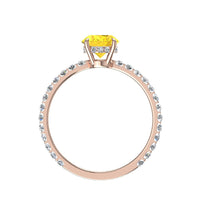 Solitario zaffiro giallo ovale e diamanti tondi San Valentino in oro rosa 2.50 carati