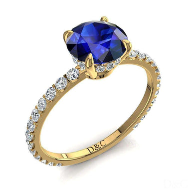 情人节 0.80 克拉圆形蓝宝石和圆形钻石订婚戒指