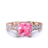 Anello di fidanzamento Princess con zaffiro rosa e diamanti tondi Cindirella in oro rosa 0.60 carati