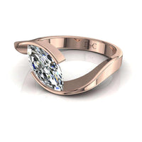 Anello di fidanzamento Sylvia con diamante marquise in oro rosa 1.50 carati