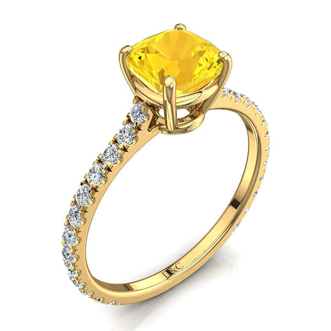 Anello Jenny in oro giallo 1.00 carati con zaffiro giallo cushion e diamanti tondi